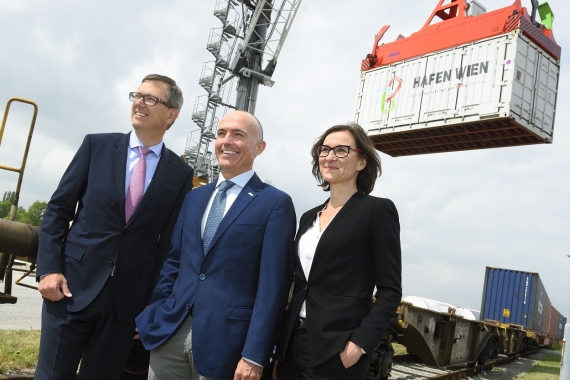 BM Klug zu Besuch bei der Geschäftsführung des Hafen Wien © bmvitZinner